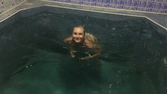 Юля плавает и сосет