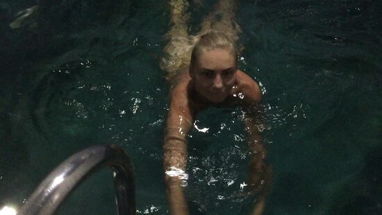 Юля плавает и сосет