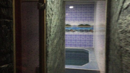 Юля в сауне позирует