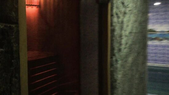 Юля в сауне позирует