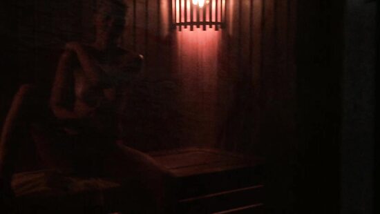 Юля в сауне позирует