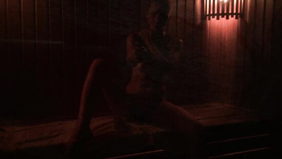 Юля в сауне позирует