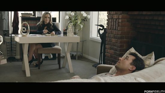 Жопастая блондинка сексом поддерживает друга в трудную минуту