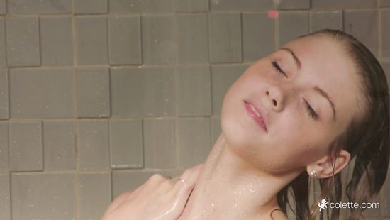 Тонкая молодуха с маленькими сиськами ласкает киску в душевой