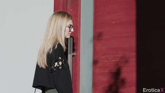 Жена наблюдает через окно за сексом любимого мужа с молодой любовницей