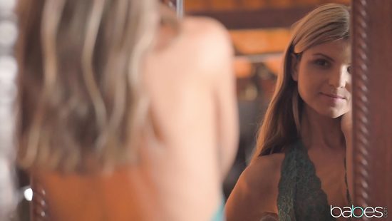 Поклонник проник в спальню тонкой блондинки и трахнул её