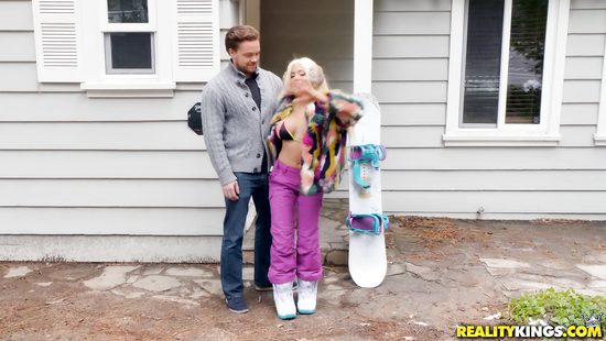 Горячая сноубордистка несмотря на холод отдалась бойфренду на свежем воздухе