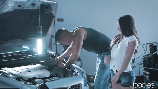 Симпатичная брюнетка соблазнила парня своей лучшей подруги