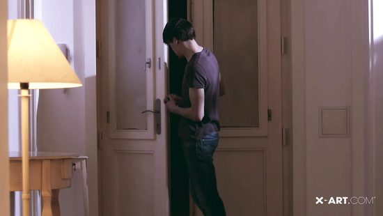 Заботливая подружка сделала милому небольшой массаж и присосалась к члену