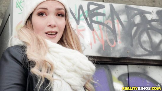 Дал в рот новой знакомой на улице и привёл потрахаться домой