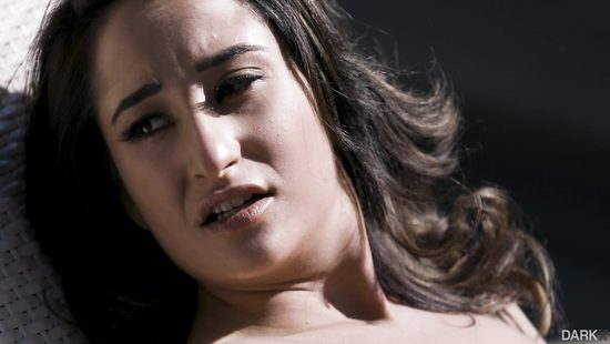 Не устояла перед большим членом негра и соснула его у бассейна