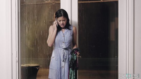 Красивая азиатка сексом рассчиталась с мужиком за гостеприимство