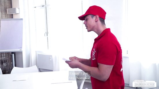 Секретарша встала раком на столе и попросила доставщика пиццы вдуть ей