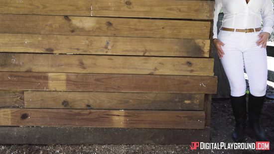 Конюх отодрал в конюшне недотраханную хозяйку с большими сиськами