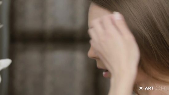 Вместо похода на ужин бойфренд отодрал сексуальную подружку на диване