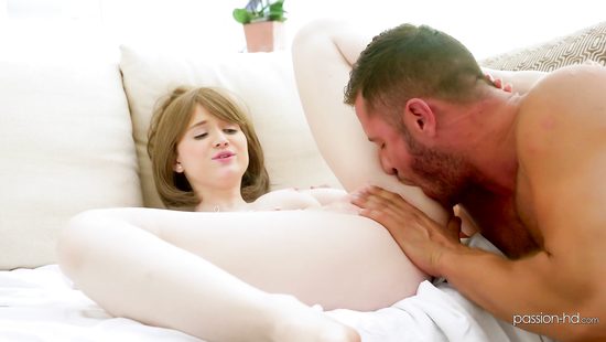 Загорелый сосед помог кончить молодой девчонке и напоил её спермой