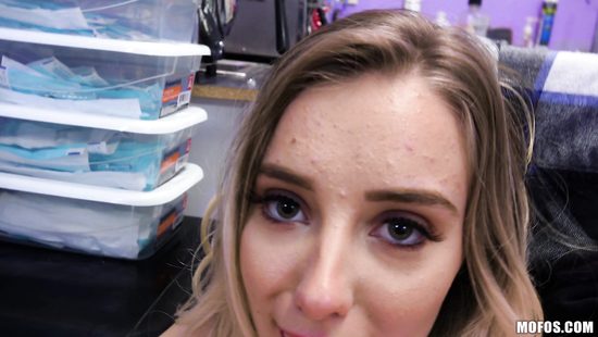 Попросила незнакомца спрятать её и отблагодарила спасителя сексом