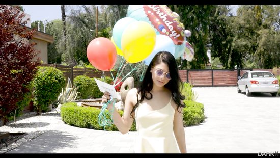 18 летняя латинка принесла негру воздушные шары и поздравила сексом