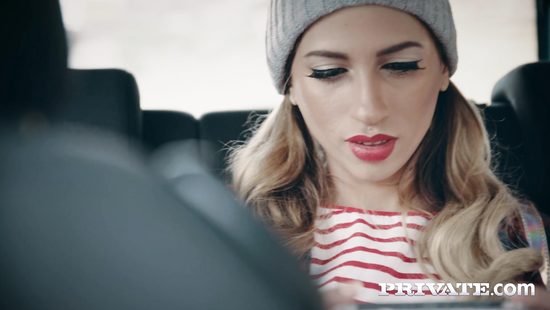 Привез домой красивую геймершу и подолбил ей пилотку толстым членом