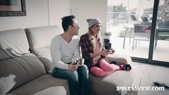 Привез домой красивую геймершу и подолбил ей пилотку толстым членом