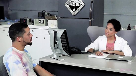 Темнокожая лаборантка не устояла перед обаянием смазливого практиканта