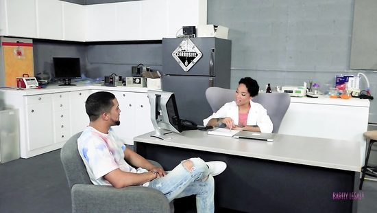 Темнокожая лаборантка не устояла перед обаянием смазливого практиканта