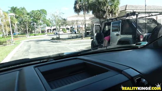 Владелец джипа отодрал в тачке молодую автолюбительницу