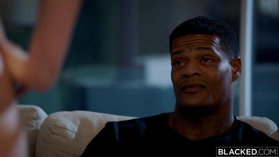 Смелая белая девка не отказалась от секса сразу с двумя негритосами