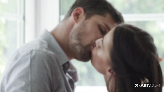 Утренний оргазм для стройной длинноволосой брюнетки