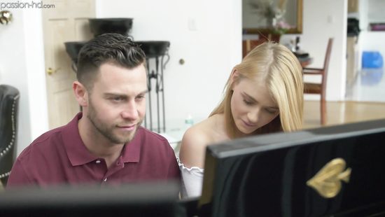 Озабоченная пианистка трахнула себя страпоном и соблазнила учителя музыки