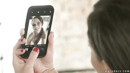 Застал брюнетку за селфи в белье и трахнул её в попку за разврат