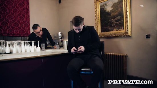 Профессиональная путана в ВИП комнате обслужила богатого клиента