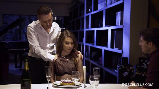 На юбилей муж подарил жене групповой анальный секс в ресторане с пианистом