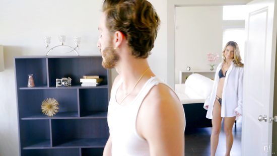 Страстный секс красивой пары с куни и минетом на белом диване