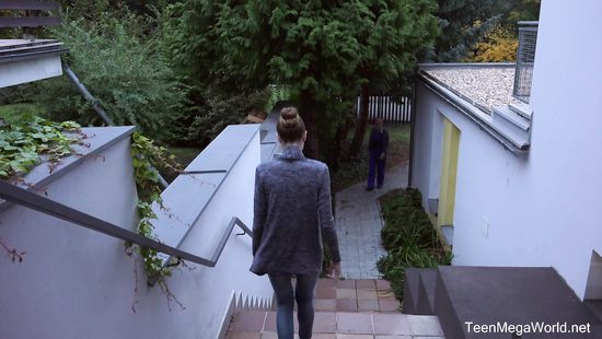 Старый чистильщик бассейнов трахнул голодную молодую хозяйку