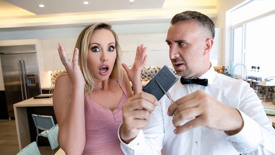 Одинокая блондинка пришла в гости и соблазнила слугу своей подруги