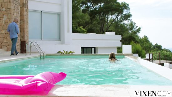 Красивый секс богатого мажора с блондинкой на роскошной вилле