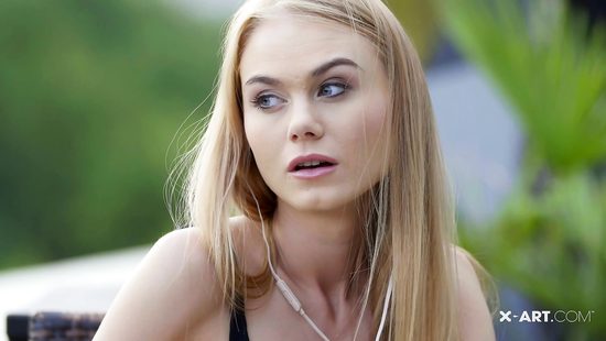 Угостил белокурую красотку шампанским и дал соснуть свой пенис