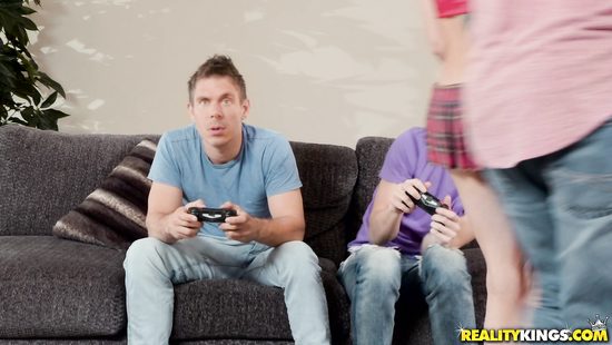 Недотраханная брюнетка соблазнила двух друзей геймеров на групповуху