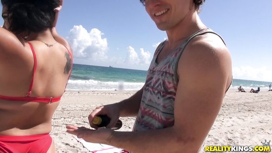 Пикапер на пляже снял пухлую красотку и приболтал девушку на секс
