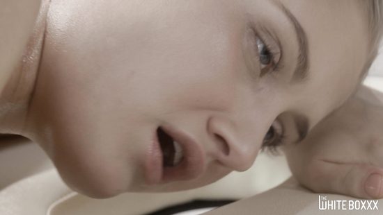 Массаж стройной блондинки плавно перерос в жаркий секс на кушетке