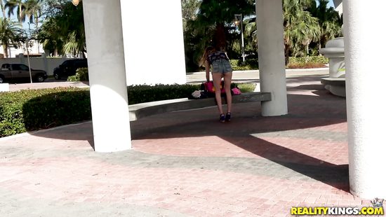 Приезжая рыжуха сексом отблагодарила подвёзшего её водителя пикапа