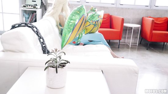 Косплейщица переоделась в Королеву Драконов и сделала чуваку минет