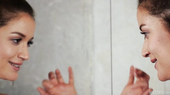 Гимнастка во время тренировки в спортивном зале покажет тебе своё красивое тело