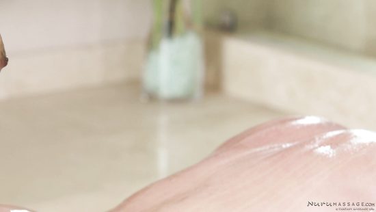 Клиент запал на большие сиськи темнокожей массажистки и засадил ей