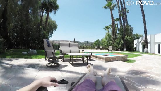 Игривую блондинку с красивыми сиськами поимел приятель у бассейна