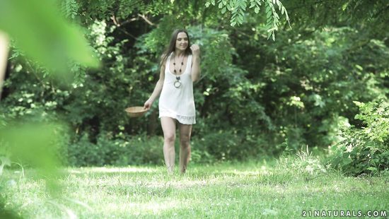 Горячие любовники срывают в саду запретный плод анального секса