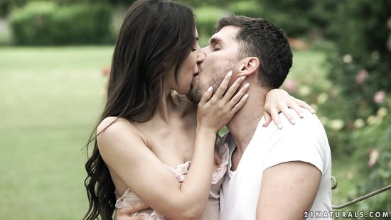 Классный анальный секс на зелёной лужайке с длинноногой брюнеткой