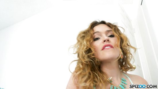 Раздвинула перед соседом ноги и дала отодрать себя во все дырки