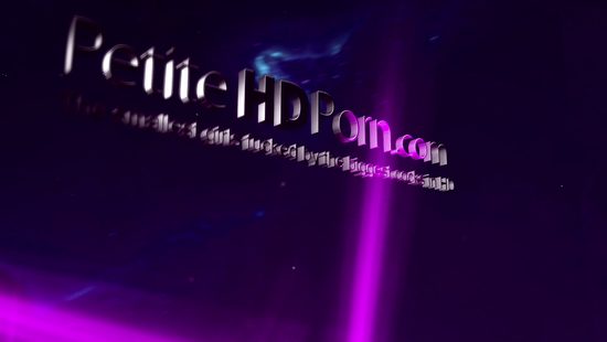 В тренажёрке стройная фитоняшка дала тренеру и разрешила кончить в киску